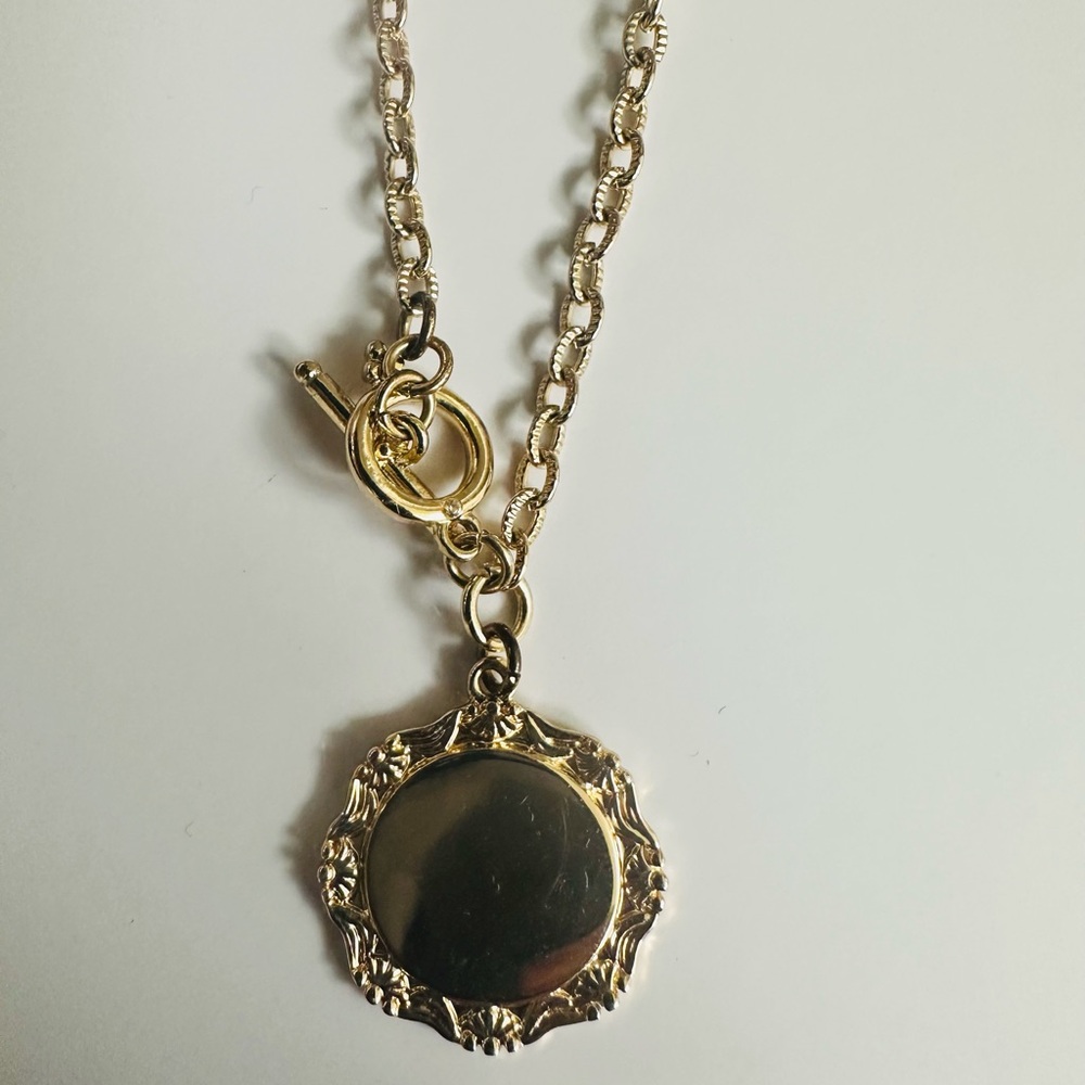 Elegant Gold Pendant Necklace
